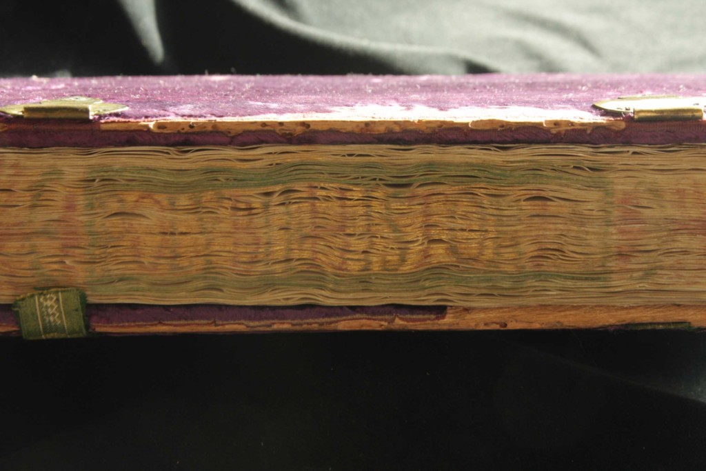 Fore-edge titling 