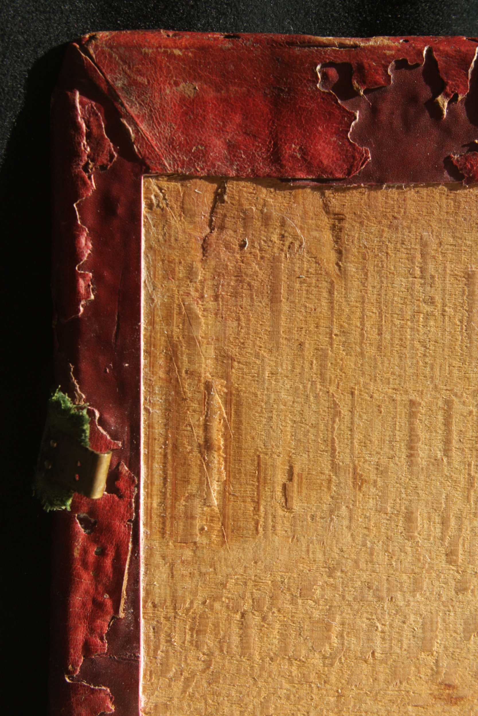 Az eredeti sarokkialakítás bevágott lehetett, melyről karcolásnyomok árulkodnak a tábla belsején