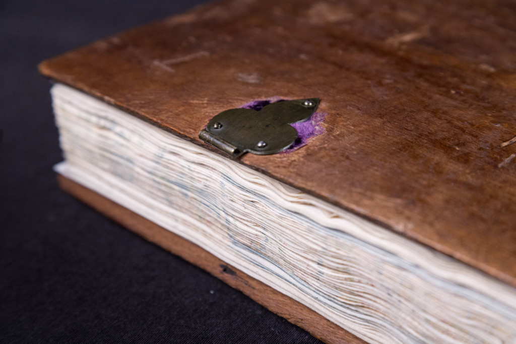On the fragment of the purple velvet covering, the trefoiled decorative clasp on the right board of Tapezuntius corvina (OSZK Cod. Lat.281) Photo by Máté Török