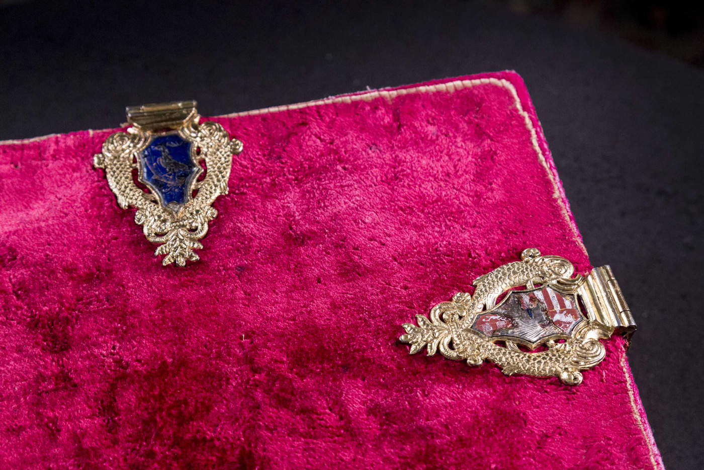 Velvet bindings made in Buda occasionally featured gilded silver clasps, decorated with enamel inlay, just like in the case of Augustinus corvina. Budapest, NSZL, OSZK Cod. Lat. 121. 