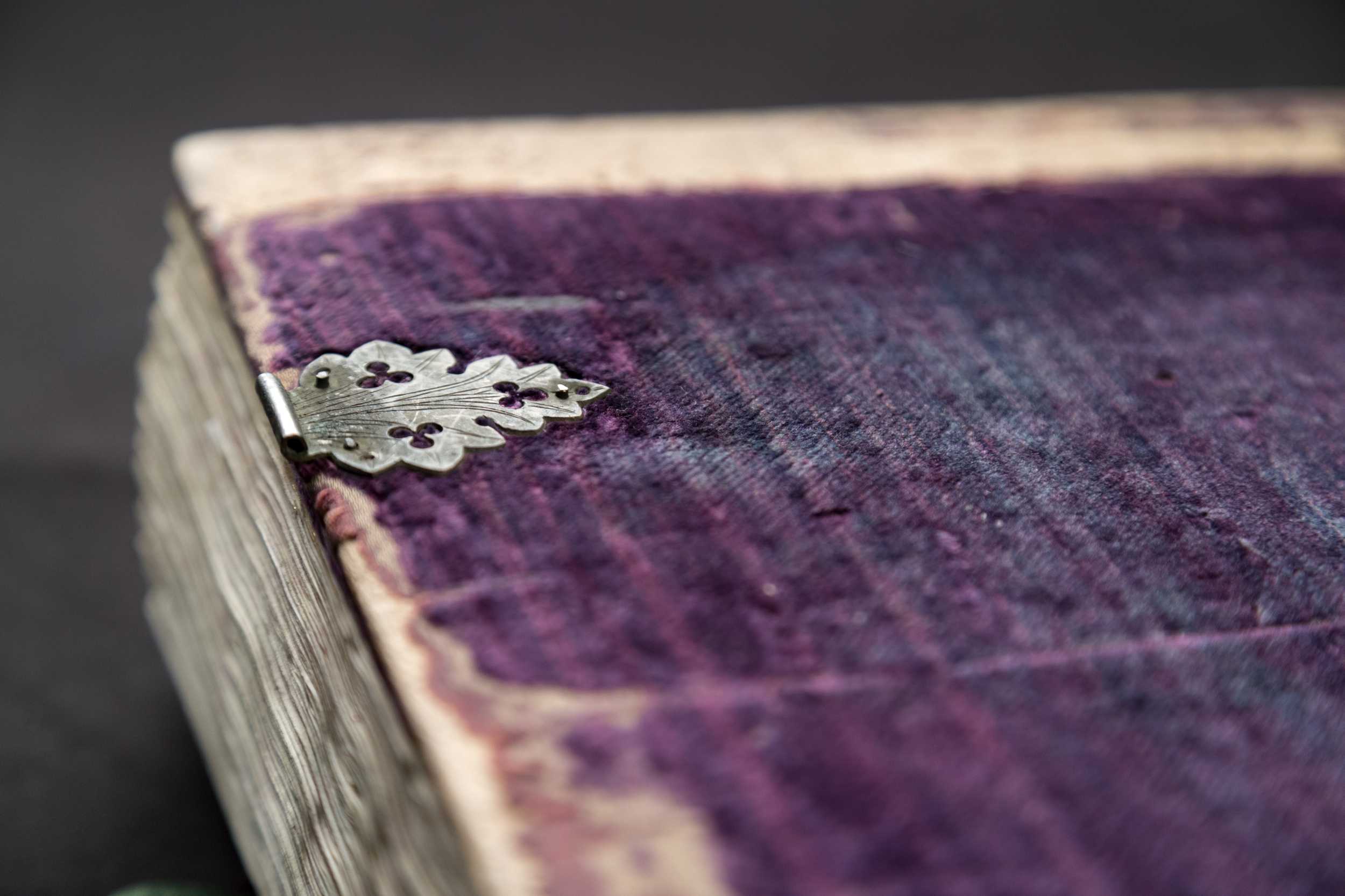 A Budán bekötött corvinák jellemző kötéstípusa volt a lila bársonykötés levélformájú rézcsatokkal. Bp., OSZK, Cod. Lat. 241.