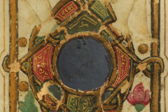 A medallion elveszett festését az alapszínnel pótolták