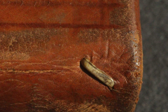 A bőrkötés nyílásán áthúzott pergamen oromszegőalap