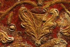 A dúsín aranyozott, burjánzó motívumkincsű középdísz részlete