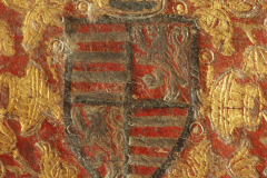 A táblák közepén Mátyás magyar-cseh királyi címere helyezkedik el, fölötte korona