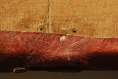 A szíjat rögzítő faszögek végei az előtábla belső oldalán