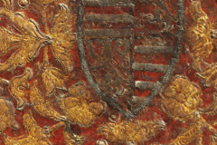 A magyar-cseh királyi címer, fölötte aranyozott és kékre festett koronával